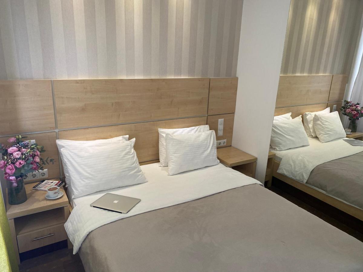 Laurus Motel Airport Tuzla Zivinice エクステリア 写真