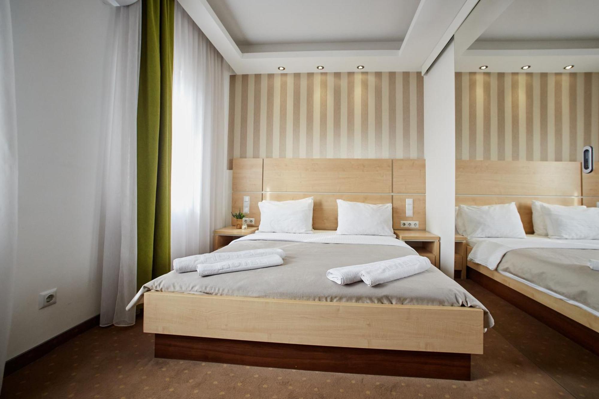 Laurus Motel Airport Tuzla Zivinice エクステリア 写真